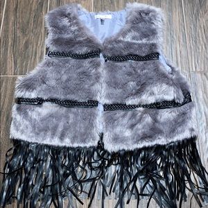Paradis Miss faux fur with fringe open vest
